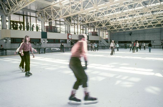 Návštěvníci bruslí na ledové ploše ve Sport- a rekreačním centru (SEZ) na Landsberger Allee v Berlíně v roce 1982.