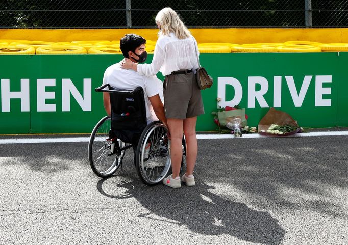 Juan Manuel Correa na místě tragédie pilota F2 Anthoine Huberta na trati ve Spa-Francorchamps