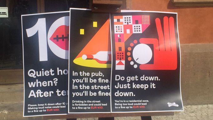 Plakáty vysvětlují turistům pravidla chování v pražských ulicích.