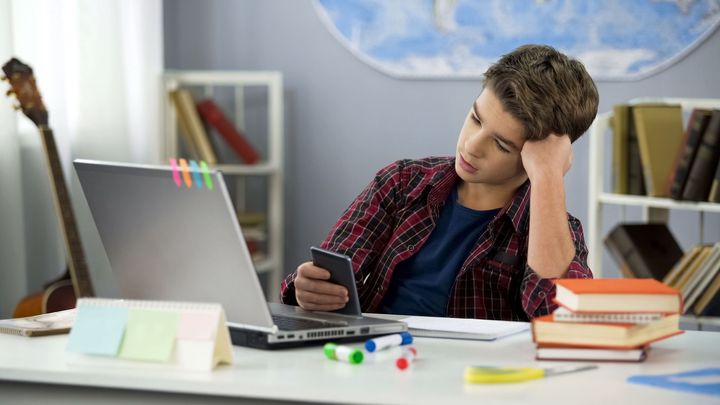 Posedlost sociálními sítěmi u teenagerů může narušit vývoj jejich mozku, varují vědci; Zdroj foto: Shutterstock