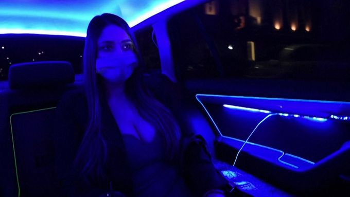 Taxi ve stylu nočního klubu. Řecký řidič zvedá zákazníkům náladu party jízdou