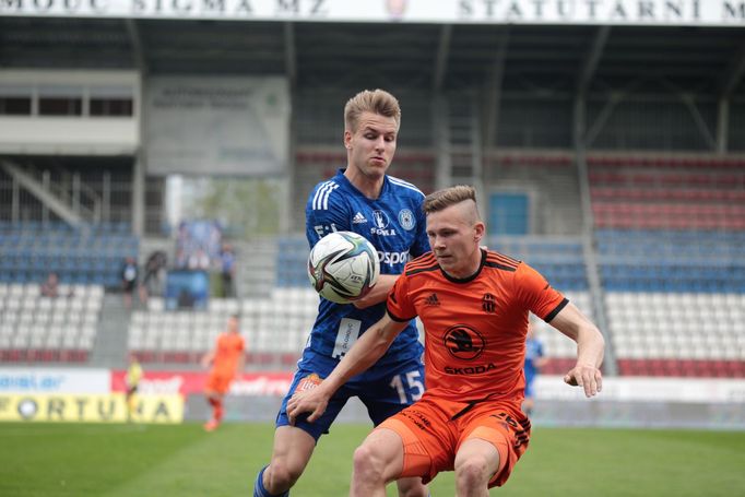 Ondřej Zmrzlý z Olomouce a David Pech z Mladé Boleslavi v utkání nadstavby Fortuna:Ligy 2021/22.