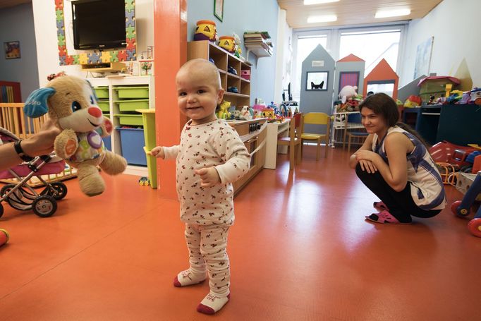 Lékaři zachránili život jedenapůlroční těžce popálené Julii, která do Prahy z Ukrajiny dorazila v kritickém stavu.