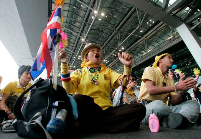 Stovky protestujících na letišti Suvarnabhumi