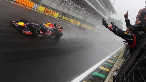 Sebastian Vettel právě proťal cílovou čáru GP Brazílie a spolu s ním slaví titul z boxové zídky celý tým Red Bull.