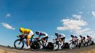 Jezdci stáje Astana při týmové časovce na Tour de France