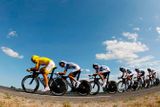 Jezdci stáje Astana při týmové časovce na Tour de France