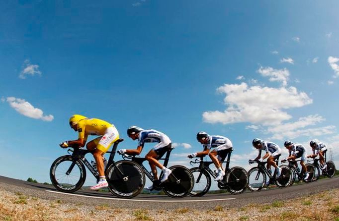 Jezdci stáje Astana při týmové časovce na Tour de France