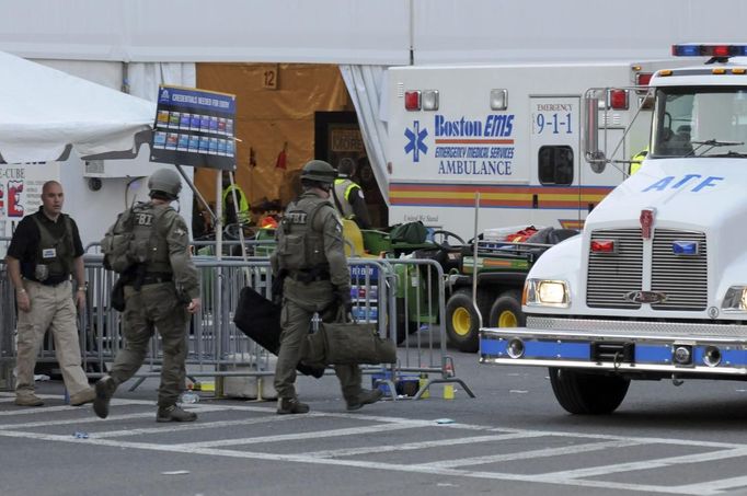 Místa výbuchů šli prozkoumat vyšetřovatelé z FBI a ATF.