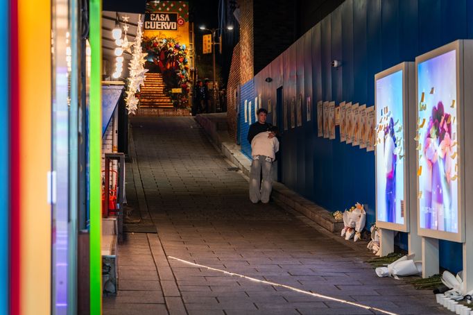 Jihokorejci si připomínají třetí výročí od tragédie, při níž 158 lidí přišlo o život v "halloweenské tlačenici" v Soulu. Redakce Aktuálně.cz navštívila místo incidentu.