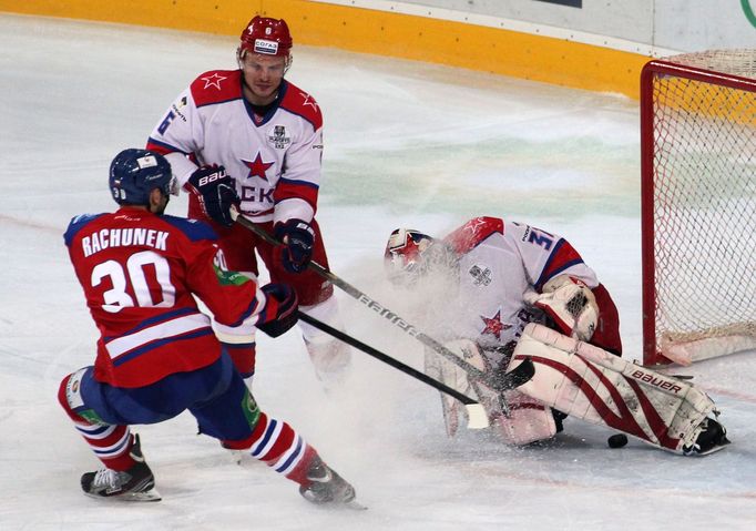 Hokej, KHL, Lev Praha - CSKA Moskva: Tomáš Rachůnek - Denis Denisov (6) a Rastislav Staňa