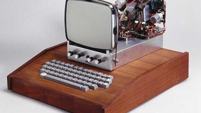 1976 - Jobs s Wozniakem zakládají u rodičů v garáži firmu Apple Computer. "Běžně se stávalo, že jsem na něčem dělal a Steve hned věděl, jak to prodat," definoval Wozniak jednou větou role v Applu. V dubnu 1976 pak v Homebrew Clubu s Jobsem představili první osobní počítač Apple I.