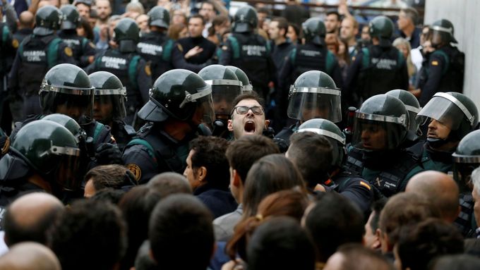 Zásah španělské policie proti katalánskému referendu.