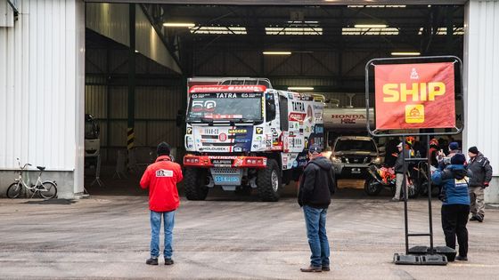 Ze souše na moře. Tak zní už léty prověřený model transportu závodní techniky na jihoamerický Dakar.