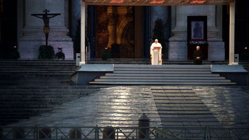 Papež František udělil mimořádné požehnání Urbi et Orbi na prázdném svatopeterském náměstí jako odpověď na globální pandemii koronaviru.