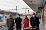 Slavnostní otevření zastávky Eden za účasti ministra dopravy Karla Havlíčka (vpravo) a generálního ředitele Správy železnic Jiřího Svobody.