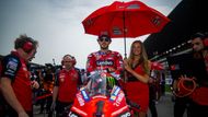 Ducati vyznává červenou barvu, do níž se oděl Ital Francesco Bagnaia i jeho doprovod.