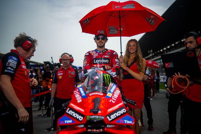 Grid girls na závodě MotoGP v Austinu - Francesco Bagnaia