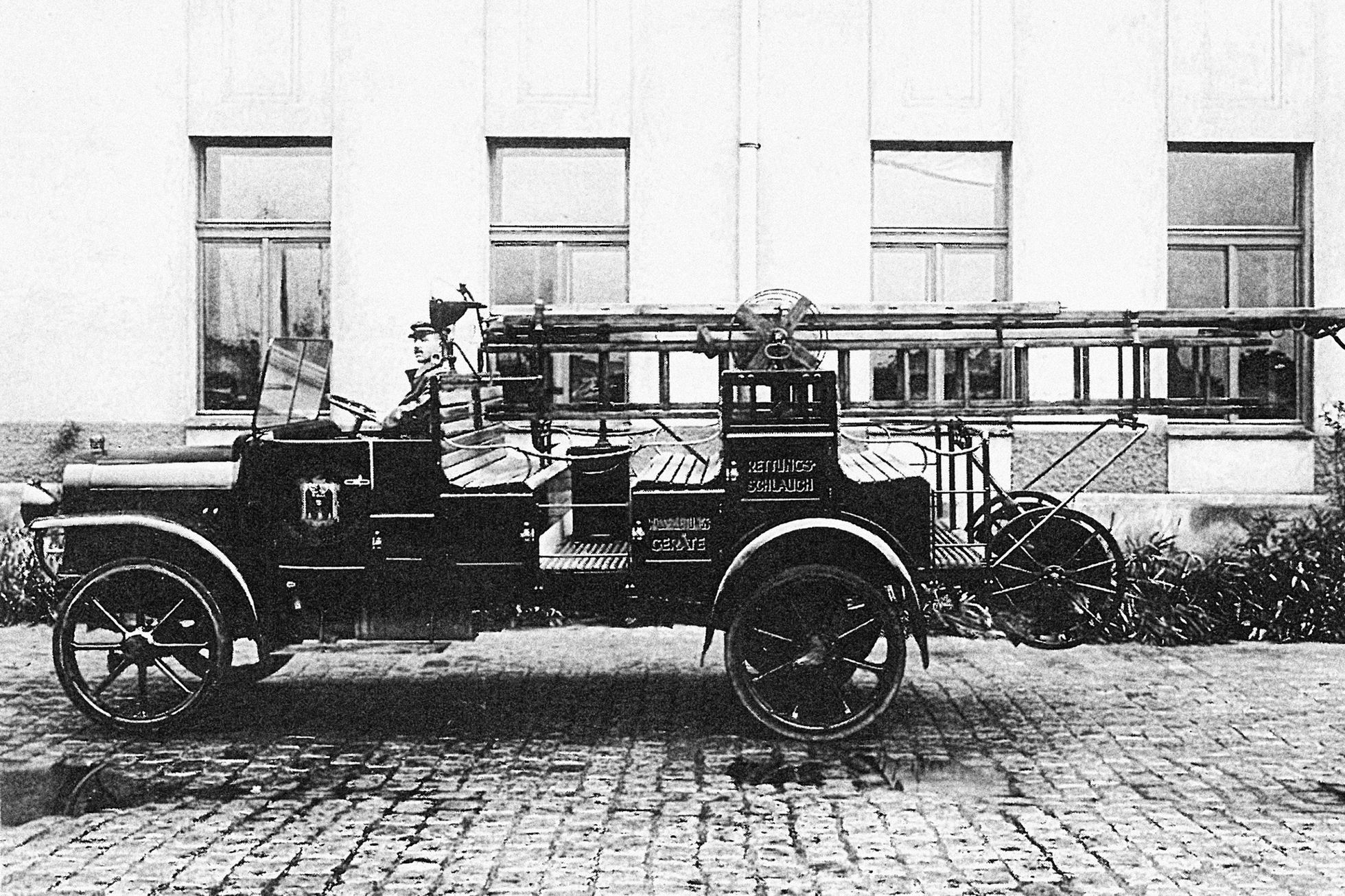 Fotogalerie / Před 115 lety byla podepsána smlouva o zřízení továrny na automobily Praga