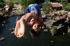 FOTO Letní zábava šílenců? Skoky z 27metrové skály do vody