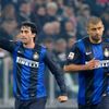 Hráči Interu Milán slaví gól do sítě Juventusu (Milito)