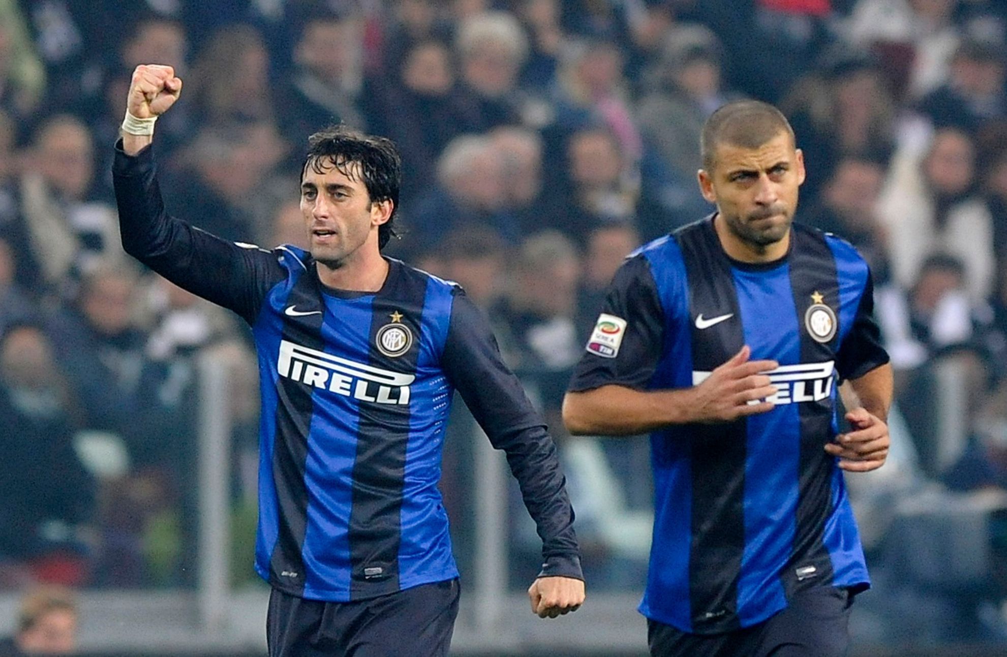 Hráči Interu Milán slaví gól do sítě Juventusu (Milito)