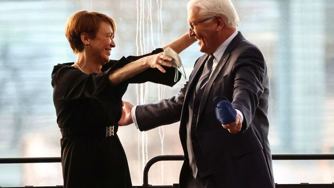 Německý prezident Frank-Walter Steinmeier a jeho manželka Elke Buedenbenderová