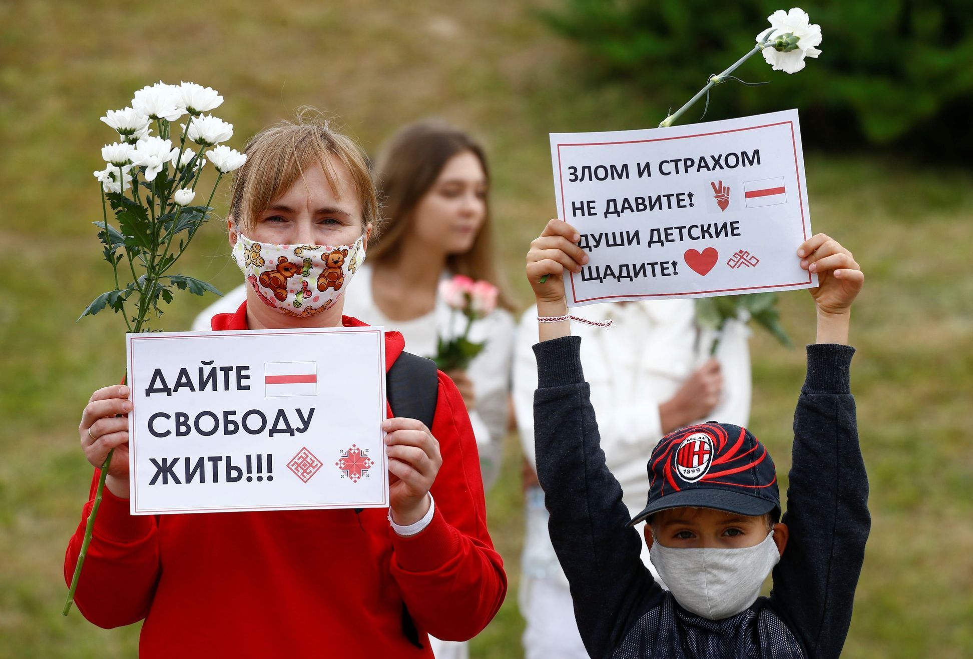 Protesty běloruských žen v bílé proti policejnímu násilí proti demonstrantům.
