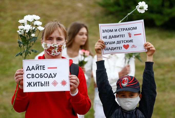 Protesty běloruských žen v bílé proti policejnímu násilí proti demonstrantům.