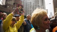 Před Ed Sullivan Theater na Manhattanu se s ním přišla rozloučit i celá řada fanoušků. "Děkujeme ti za 33 úžasných roků, Davide," vzkazovali.