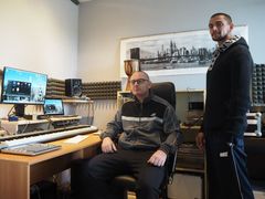 Čavalenky a DJ Hallabeat ve studiu.