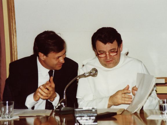 Dominik Duka (napravo v bílém) na počátku 90. let minulého století. 