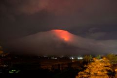 Z filipínské sopky Mayon vytéká láva, hrozí silná erupce. Úřady evakuovaly 15 tisíc lidí