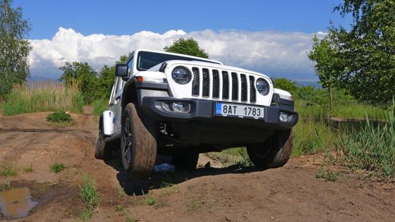 4000 kilometrů v nekompromisním Jeepu Wrangler. V Evropě přežívá jen díky kabelu