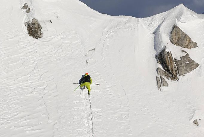 Austrian freeride skier Christoph Ebenbichler climbs up the summit of Seegrube mountain during a freeride skiing tour in Innsbruck December 30, 2012. Backcountry or freeride skiers ski away from marked slopes with no set course or goals, in untamed snow, generally in remote mountainous areas. Picture taken December 30, 2012. REUTERS/ Dominic Ebenbichler (AUSTRIA - Tags: SPORT SKIING SOCIETY) Published: Led. 21, 2013, 10:17 dop.