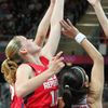Česká basketbalistka Alena Hanušová doskakuje míč v utkání skupiny A s Chorvatskem na OH 2012 v Londýně.