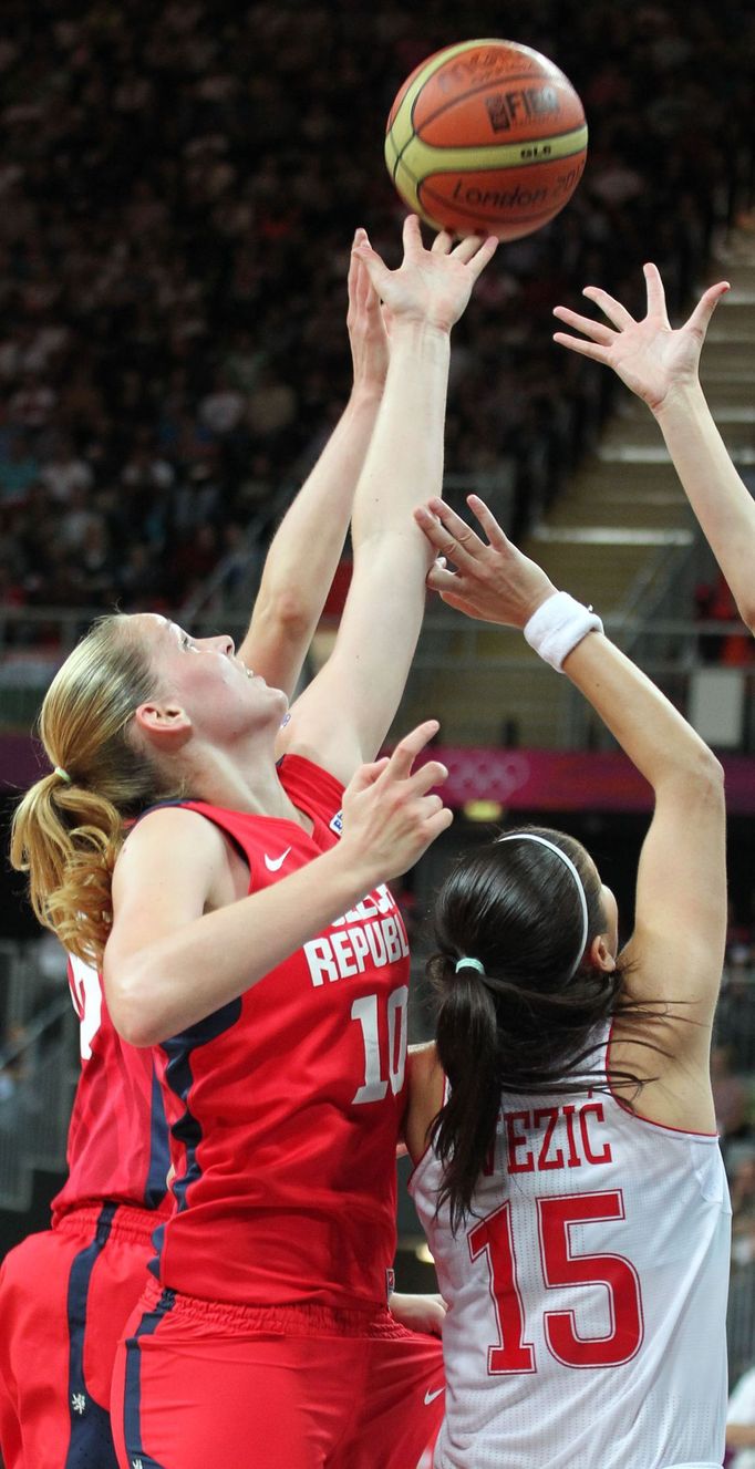 Česká basketbalistka Alena Hanušová doskakuje míč v utkání skupiny A s Chorvatskem na OH 2012 v Londýně.