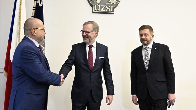 Předseda vlády Petr Fiala a ministr vnitra Vít Rakušan s ředitelem Úřadu pro zahraniční styky a informace Vladimírem Posoldou.