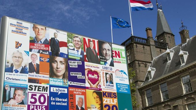 Volební billboardy před budovou nizozemského parlamentu.
