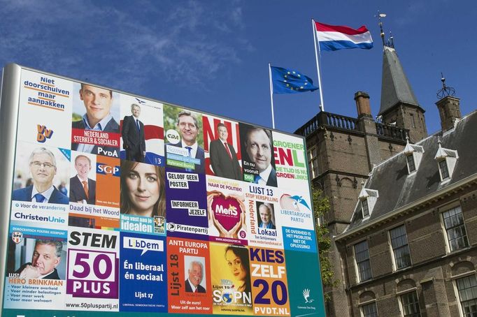 Volební billboardy před budovou nizozemského parlamentu.