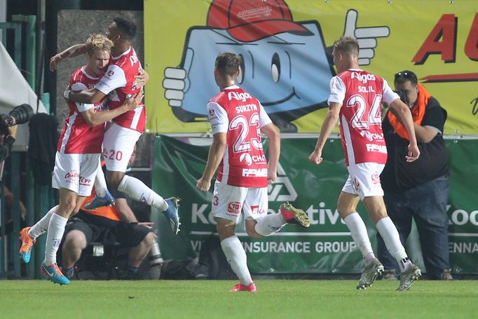 Radost fotbalistů Pardubic po gólu do sítě Slavie