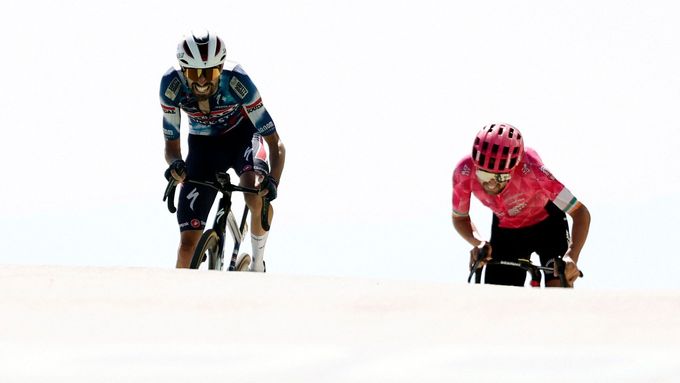 Vítězný Francouz Valentin Paret-Peintre (vlevo) se drápe na Mont Ventoux