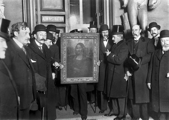 Návrat uloupeného obrazu Mony Lisy do pařížského muzea Louvre. Snímek z roku 1914.