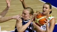 Basketbalistka Brna Petra Kulichová (vpravo) brání Ann Wautersovou ze Samary ve finále Euroligy.