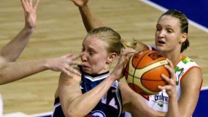 Basketbalistka Brna Petra Kulichová (vpravo) brání Ann Wautersovou ze Samary ve finále Euroligy.