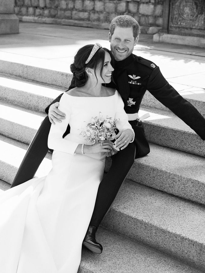 Oficiální svatební fotografie nového královského páru Prince Harryho a Meghan Markle, které pro média uvolnilo tiskové centrum  Kensington Palace 21. května 2018.