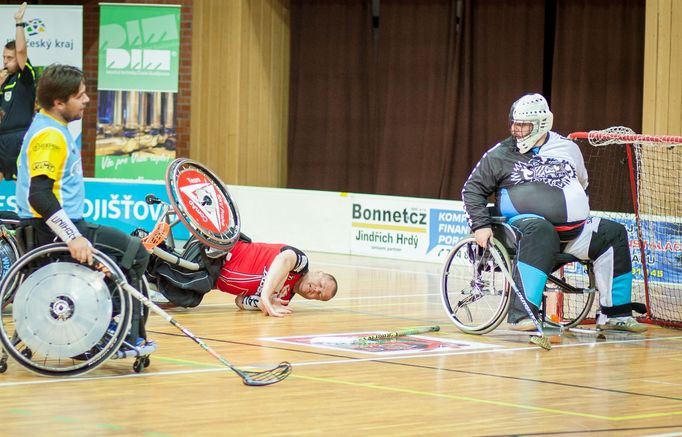 Jan Rajznover nedovoleně atakován při průniku před soupeřovu bránu.