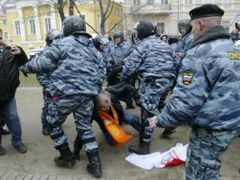 Policie zatýká lidi, směřující na dnešní protiputinovskou demonstraci v centru Moskvy.