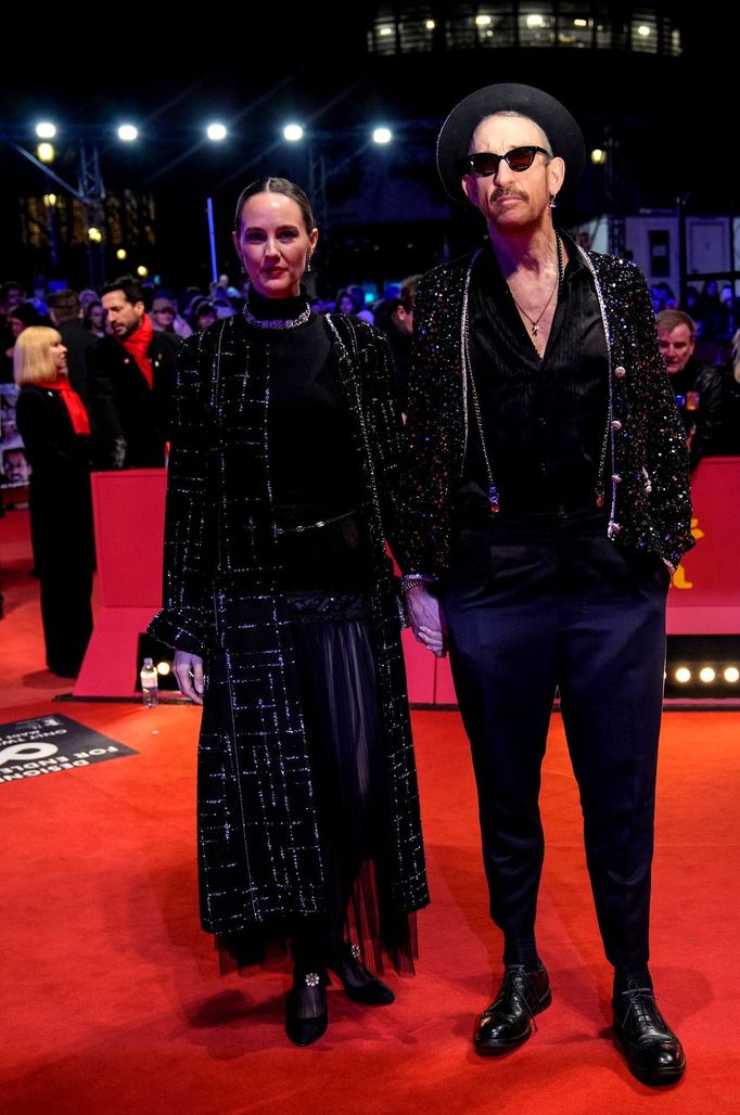 Režisér Johan Renck s manželkou Elin na červeném koberci.