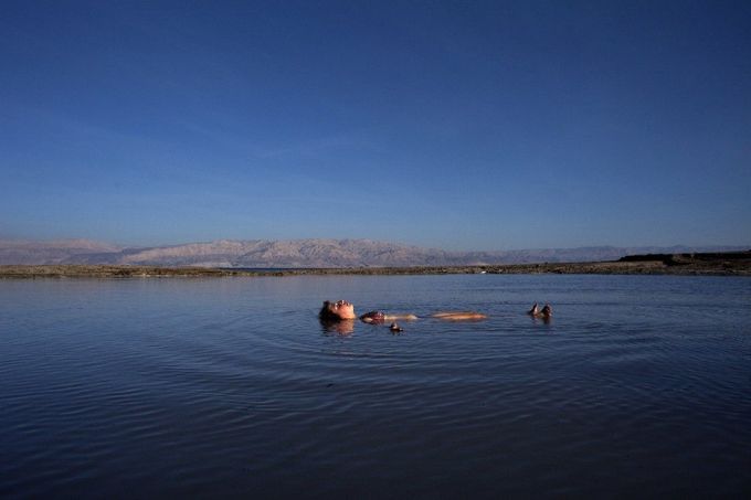 I takto vypadal listopad. Plavec v Mrtvém moři. Mrtvé moře je unikátní slané bezodtokové jezero, které se nachází na hranicích Jordánska a Izraele. Vzniklo asi před 3 000 000 lety na rozsedlině po velkém vrásnění zemské kůry. Mrtvé moře je nejníže položená vodní plocha na Zemi, leží 422 m pod úrovní hladiny moře. Rozloha Mrtvého moře je 1050 km2, jeho délka 75 km, šířka se pohybuje mezi 3 až 18 km. Hloubka dosahuje až 365 metrů.